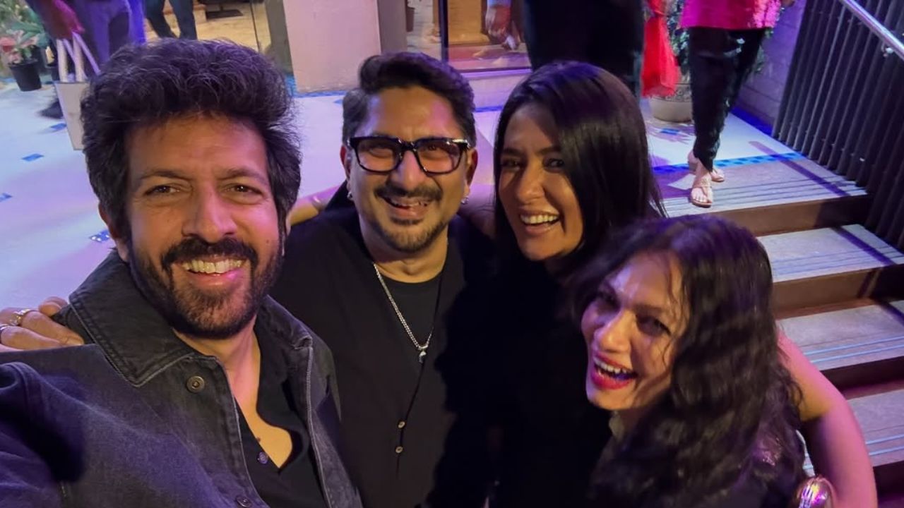 આર્થિક તંગીને કારણે, અરશદ વારસીને 17 વર્ષની ઉંમરે ઘરે ઘરે જઈને સામાન વેચવો પડ્યો. બાદમાં તેણે ફોટો લેબમાં કામ કર્યું. આ સમય દરમિયાન તેમનો ડાન્સમાં રસ વધ્યો અને તેમને અકબર સામીના ડાન્સ ગ્રુપમાં જોડાવાની ઓફર મળી.