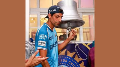 નેહરાનો જન્મ દિલ્હી કેન્ટોનમેન્ટના સદર બજારમાં દિવાન સિંહ નેહરા અને સુમિત્રા નેહરાને ત્યાં થયો હતો. નેહરા નાનપણથી જ ક્રિકેટ પ્રત્યે ખૂબ જ ઉત્સાહી હતા. 