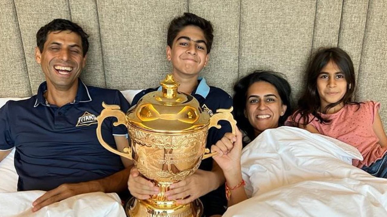 26 માર્ચ 2009ના રોજ, રુશ્મા તેની માતા સાથે દિલ્હી પહોંચી. ત્યારબાદ 2 એપ્રિલ 2009ના રોજ, આશિષ નેહરા અને રુશ્માના લગ્ન થયા. નહેરા અને રુશ્મા 2 બાળકોના માતા-પિતા છે.