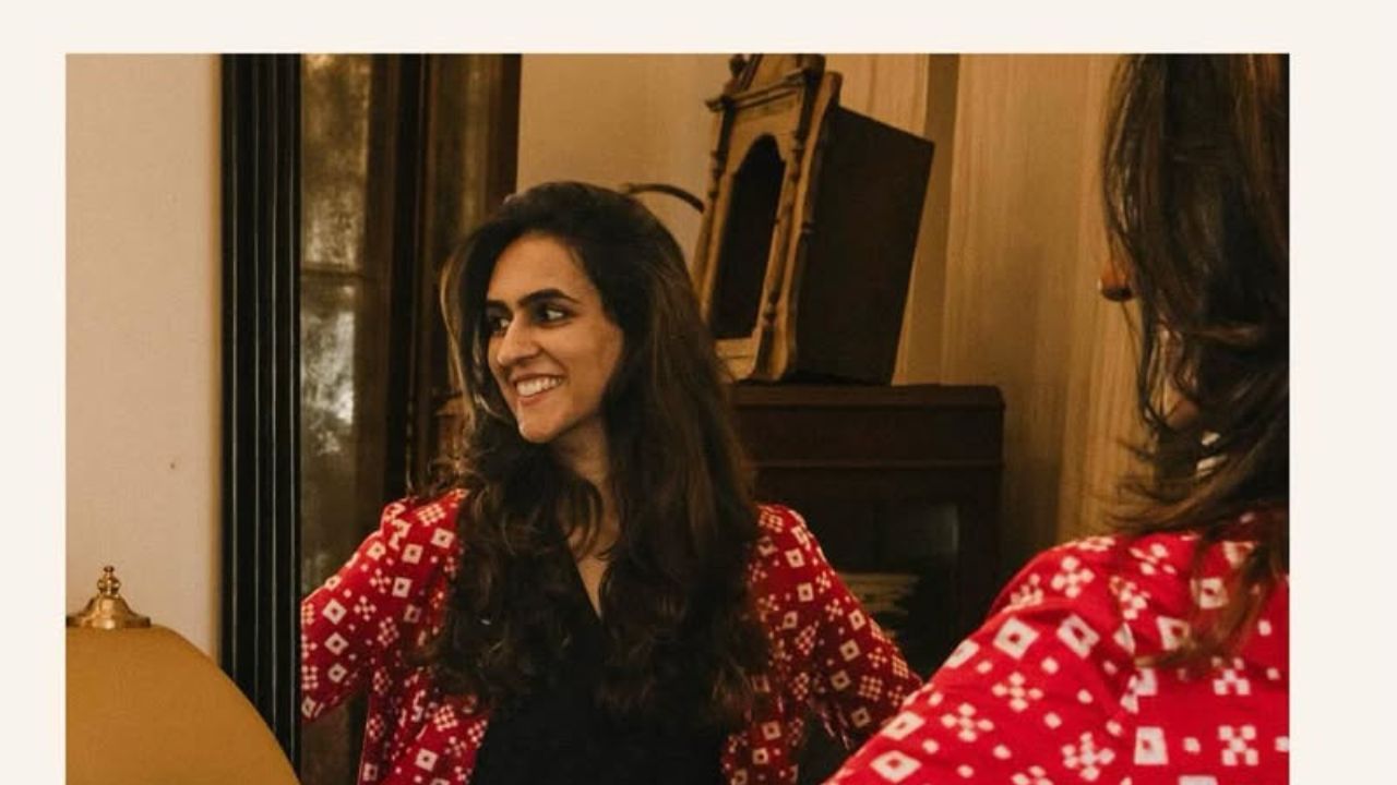 રુશ્મા પણ આશિષ નેહરાને પસંદ કરવા લાગી અને બંને એકબીજાને વારંવાર મળવા લાગ્યા. ધીમે ધીમે આ મિત્રતા પ્રેમમાં ફેરવાઈ ગઈ. સાત વર્ષ સુધી ડેટિંગ કર્યા પછી, આશિષ નેહરાએ તેના પરિવારને આ વાત કહી. 