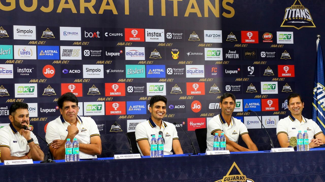  નેહરા ક્રિકેટ રમવા માટે વીરેન્દ્ર સેહવાગ સાથે સ્કૂટર ચલાવીને દિલ્હીના ફિરોઝ શાહ કોટલા સ્ટેડિયમ જતા હતા. 