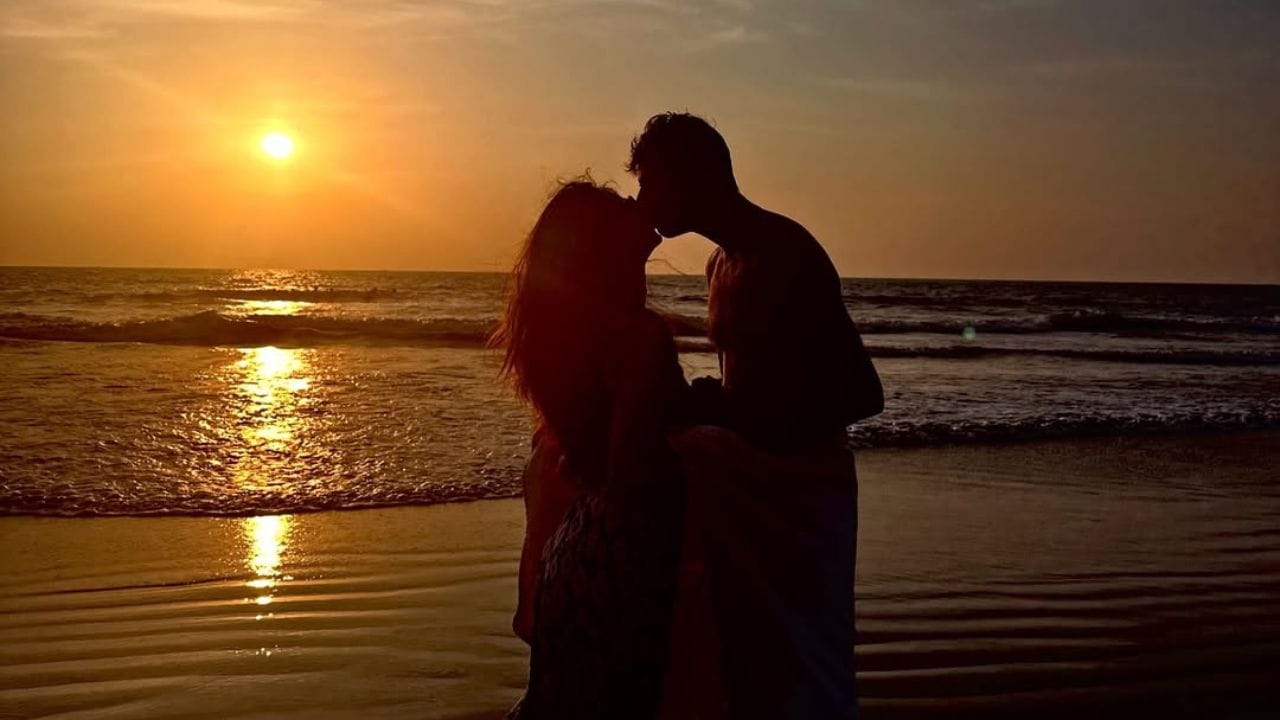 આશિષ નેહરાએ પોતે એક ઇન્ટરવ્યુ દરમિયાન કહ્યું હતું કે લગ્નનો પ્લાન ફક્ત 15 મિનિટમાં કરવામાં આવ્યું હતું અને લગ્ન એક અઠવાડિયામાં થઈ ગયા.