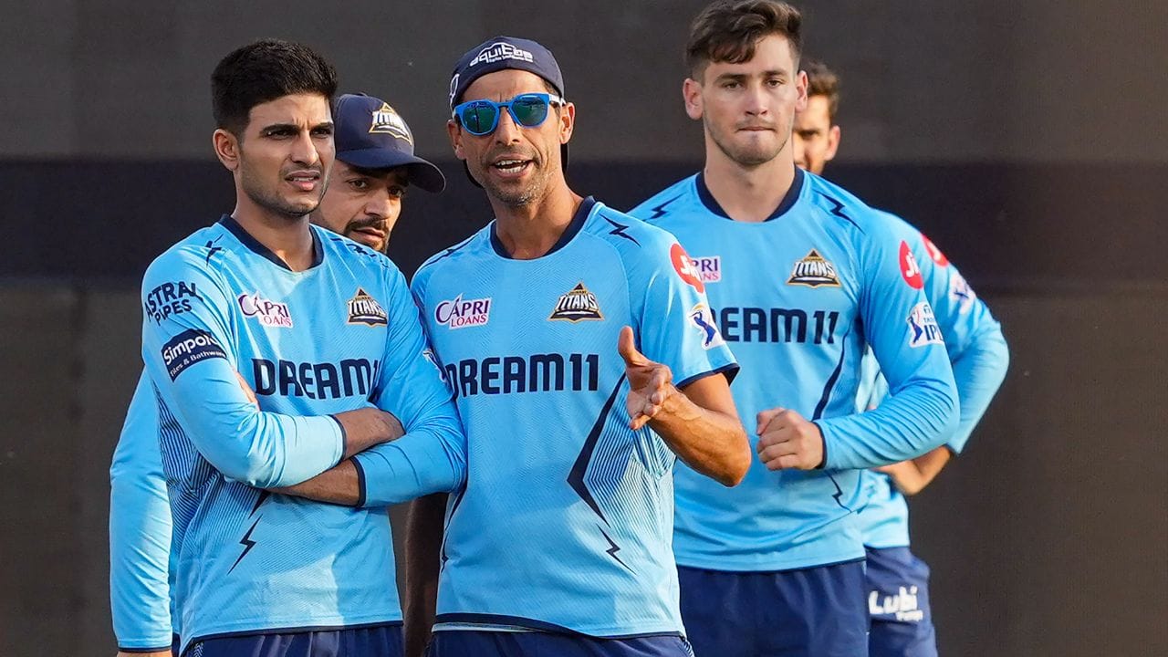 જાન્યુઆરી 2018માં, રોયલ ચેલેન્જર્સ બેંગ્લોરે આશિષ નેહરાને તેમના બોલિંગ કોચ તરીકે નિયુક્ત કર્યા.