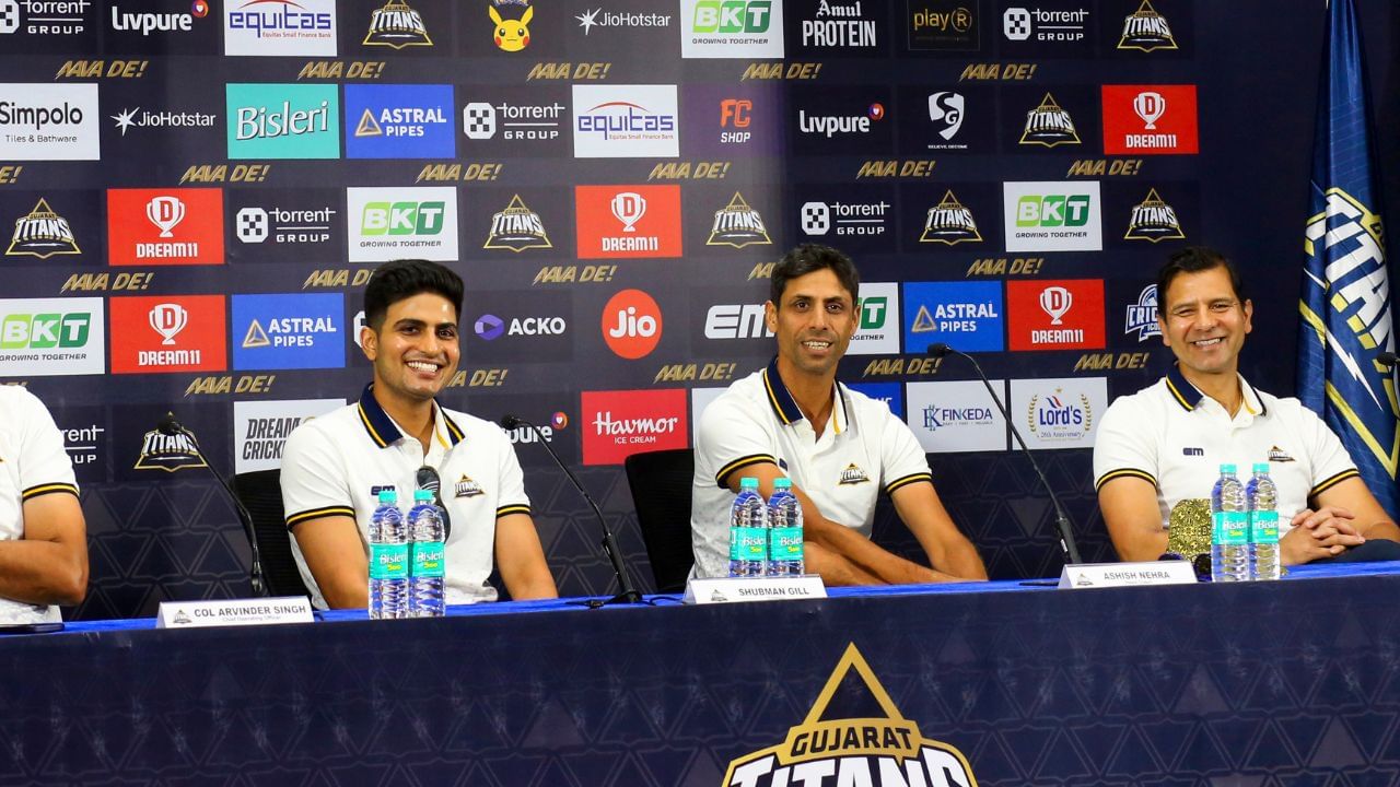 આશિષ નેહરાનો જન્મ 29 એપ્રિલ 1979 રોજ દિલ્હીમાં થયો હતો. જે એક ભારતીય ક્રિકેટ કોચ અને ભૂતપૂર્વ ક્રિકેટર છે જે રમતના તમામ ફોર્મેટમાં રમ્યો છે.