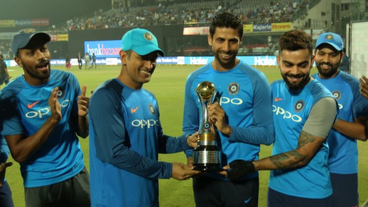 આશિષ નેહરાની પત્નીનું નામ રુશ્મા નેહરા છે. તેમને બે બાળકો છે, એક દીકરો આરુષ અને એક દીકરી એરિયાના. આશિષ નેહરાની પત્ની રુશ્મા એક આર્ટિસ્ટ છે.