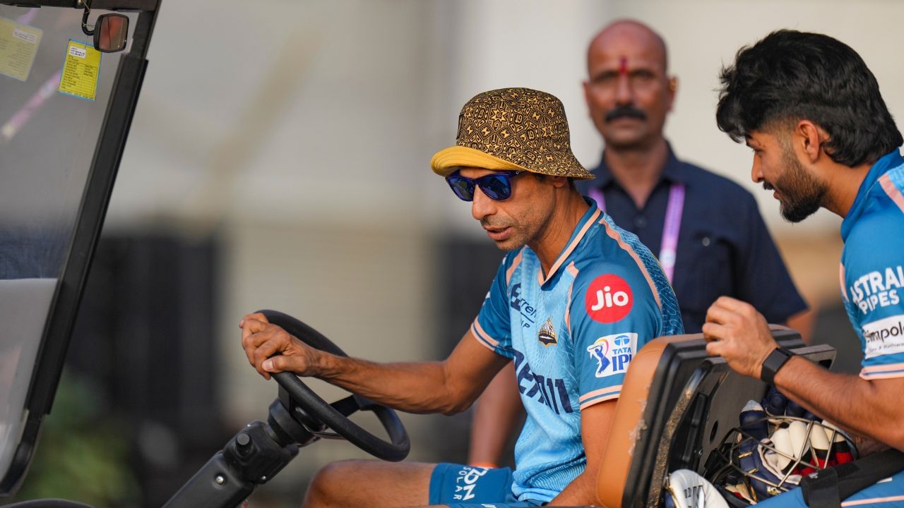 ટીમ ઈન્ડિયાના ભૂતપૂર્વ ફાસ્ટ બોલર આશિષ નેહરાની લવસ્ટોરી ખૂબ જ રસપ્રદ છે. 'નેહરાજી' ના લગ્ન રુશ્મા સાથે થયા હતા, જે એક આર્ટિસ્ટ છે. 2002 માં ઈંગ્લેન્ડ પ્રવાસ દરમિયાન, રુશ્મા ઓવલમાં મેચ જોવા આવી હતી, જ્યાં આશિષ નેહરાને રુશ્મા સાથે પ્રેમ થઈ ગયો. આ પછી બંનેએ વાત કરવાનું શરૂ કર્યું.