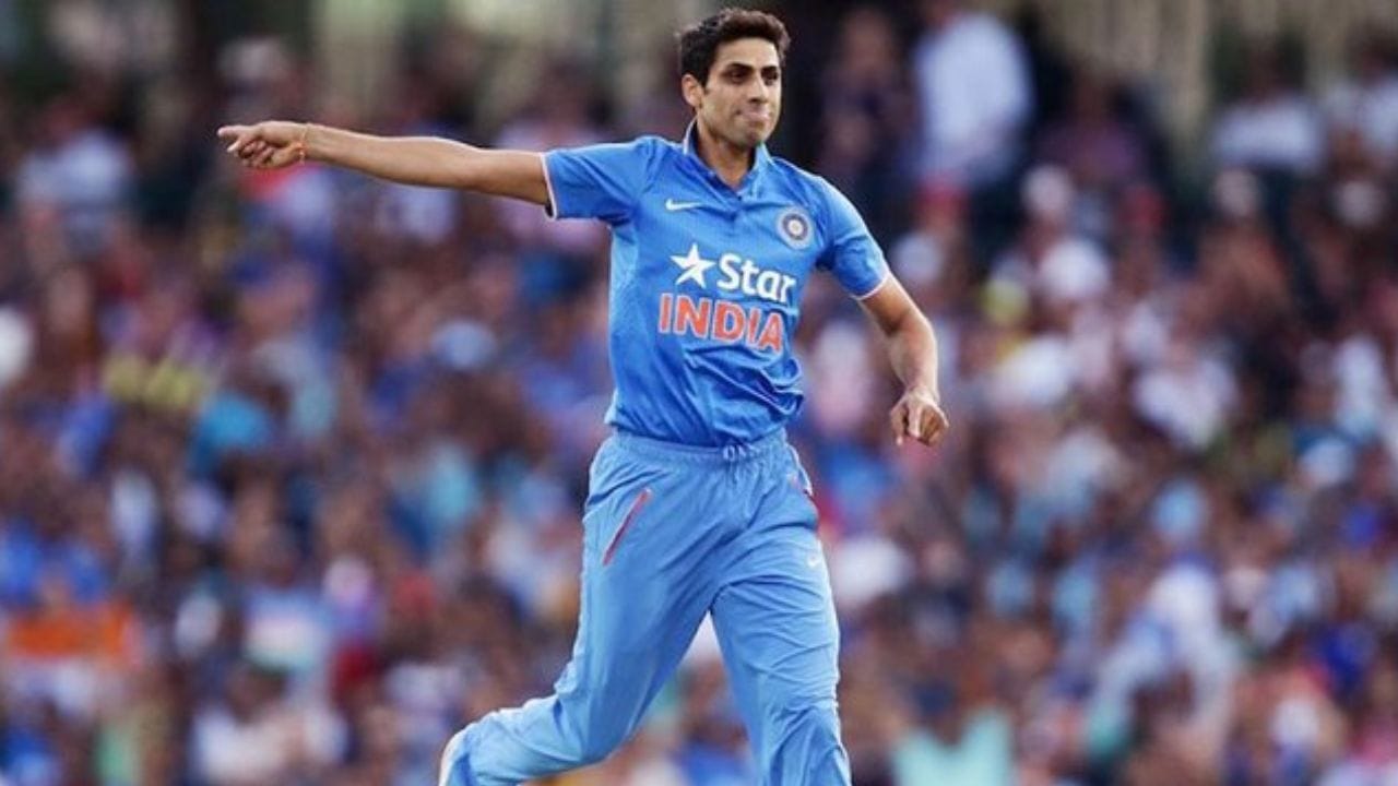 આશિષ નેહરાએ 1999માં શ્રીલંકા સામેની ટેસ્ટ મેચ દ્વારા આંતરરાષ્ટ્રીય ક્રિકેટમાં પ્રવેશ કર્યો હતો. ડાબોડી ફાસ્ટ બોલર નેહરાએ 17 ટેસ્ટ, 120 વનડે અને 27 ટી20 આંતરરાષ્ટ્રીય મેચ રમી હતી. આ સમયગાળા દરમિયાન આશિષ નેહરાએ ટેસ્ટ ક્રિકેટમાં 44 વિકેટ લીધી હતી. તેણે વનડે અને ટી20 આંતરરાષ્ટ્રીય મેચોમાં અનુક્રમે 157 અને 34 વિકેટ લીધી છે.