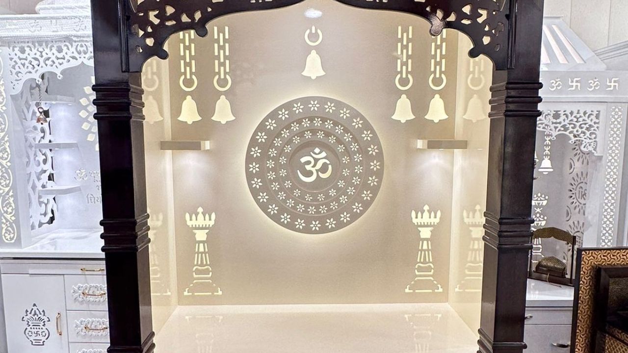 પરંતુ આવું કરવું શુભ માનવામાં આવતું નથી. આવી સ્થિતિમાં લોકો હવે મૂંઝવણમાં છે કે તે જૂના મંદિરનું શું કરવું જોઈએ. અહીં જાણો કે જૂના મંદિર કે દેવી-દેવતાની મૂર્તિનું શું કરવું.
