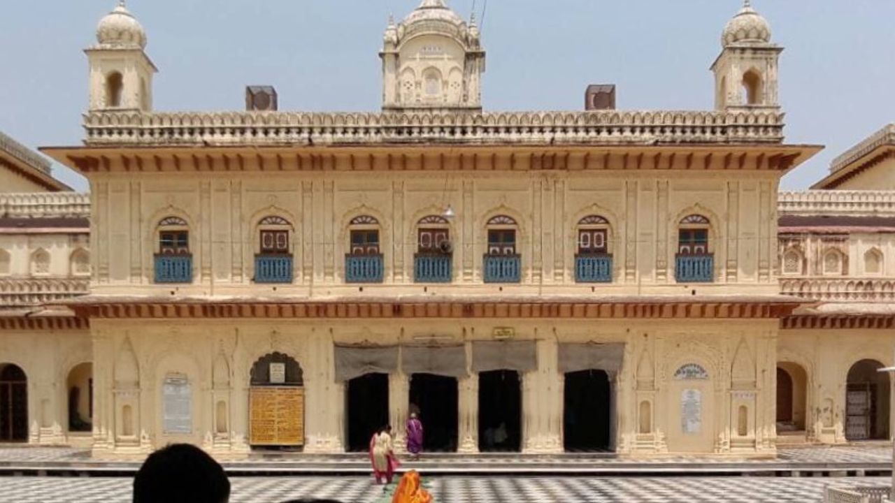 અયોધ્યાનું સ્થાપન પ્રાચીન સમયમાં વૈવાસ્વત મનુએ કર્યું હતું, જેઓ સૂર્યદેવના પુત્ર હતા. આ શહેરને તેમણે પોતાની રાજધાની તરીકે વિકસાવ્યું હતું. તે સમયથી લઈને મહાભારત યુગ સુધી અયોધ્યા પર સૂર્યવંશના રાજાઓનું શાસન રહ્યું હતું. અયોધ્યા તેમને માટે માત્ર રાજકીય કે સૈન્યબળનું કેન્દ્ર નહોતું, પણ આધ્યાત્મિકતા અને ધર્મનિષ્ઠાનું પ્રતિક હતું. (Credits: - Wikipedia)