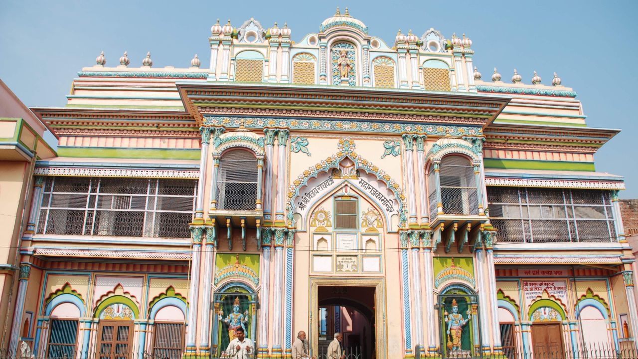 ઋષિ વાલ્મીકિ દ્વારા રચિત રામાયણમાં પણ અયોધ્યાની સુંદરતા અને સમૃદ્ધિનું સુંદર ચિત્રણ મળે છે. તેમણે શહેરની સરખામણી સ્વર્ગના ઈન્દ્રલોક સાથે કરી છે. એવું માનવામાં આવે છે કે અયોધ્યાની શોભા, તેની ભવ્ય રાજમહેલો, ઊંચી ઇમારતો અને ધન-ધાન્યથી ભરેલી શાહી જીવનશૈલી એ ઈશ્વરીય વાતાવરણ સમાન હતી. (Credits: - Wikipedia)