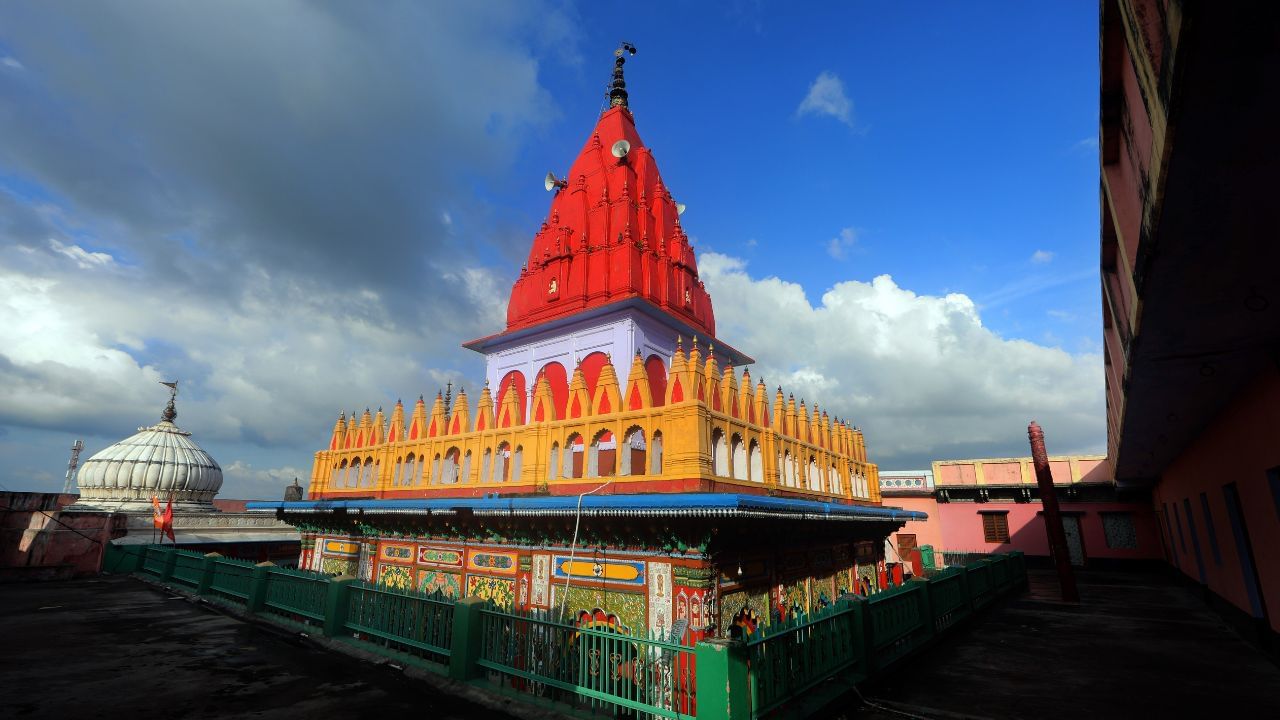 જૈન પરંપરાઓ અનુસાર, અયોધ્યા પાંચ તીર્થંકરો નું જન્મસ્થળ છે. આ પવિત્ર શહેરનો ઉલ્લેખ અનેક ધર્મોમાં થાય છે. પ્રારંભિક બૌદ્ધ સાહિત્યમાં દર્શાવાયું છે કે ભગવાન બુદ્ધ અયોધ્યાની મુલાકાતે આવ્યા હતા અને થોડો સમય ત્યાં વિતાવ્યો હતો. તદ્દન આવું જ વર્ણન જૈન ગ્રંથોમાં પણ જોવા મળે છે, જ્યાં એ દર્શાવવામાં આવ્યું છે કે અયોધ્યા (સાકેત) વિખ્યાત જૈન તીર્થસ્થળ હતું. (Credits: - Wikipedia)