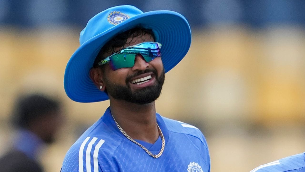 બીજી તરફ, શ્રેયસ અય્યર કમરના દુખાવાના કારણે રણજી મેચોથી દૂર રહ્યો હતો. પરંતુ નેશનલ ક્રિકેટ એકેડેમીના સ્પોર્ટ્સ સાયન્સ અને મેડિસિનના વડા નીતિન પટેલે BCCIને એક ઈમેલમાં જણાવ્યું હતું કે અય્યર 'ફિટ' છે, જેના પગલે હોબાળો મચી ગયો હતો અને તેણે પોતાનો સેન્ટ્રલ કોન્ટ્રાક્ટ પણ ગુમાવ્યો હતો.