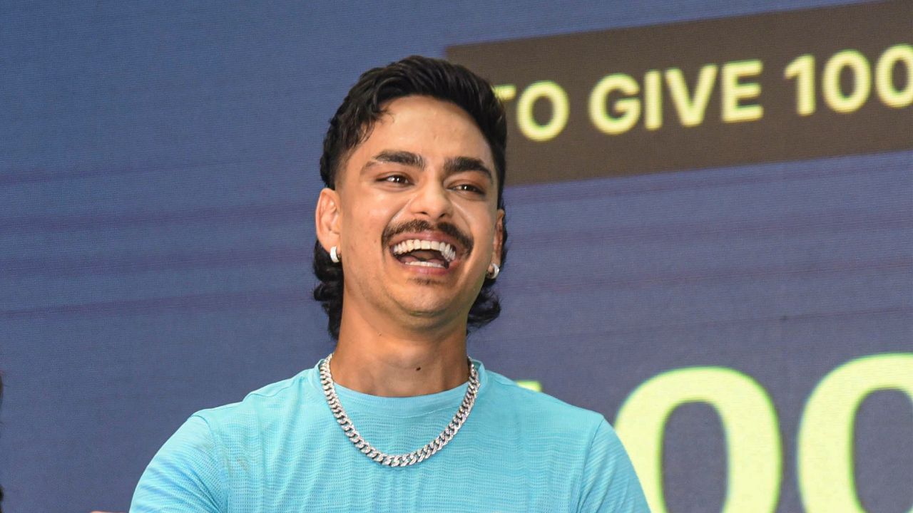 ગયા વર્ષે ડિસેમ્બર-જાન્યુઆરીમાં દક્ષિણ આફ્રિકાના ભારત પ્રવાસમાંથી પાછા ફર્યા બાદ ઈશાન કિશન અંગત કારણોસર લાંબા વિરામ પર ગયો હતો. બોર્ડના આદેશ છતાં, ઈશાન કિશન તે સમયે બાકીની રણજી ટ્રોફી મેચોમાં રમ્યો ન હતો અને બરોડામાં પ્રેક્ટિસ કરતો જોવા મળ્યો હતો. જે બાદથી BCCI તેનાથી નારાજ હતું.