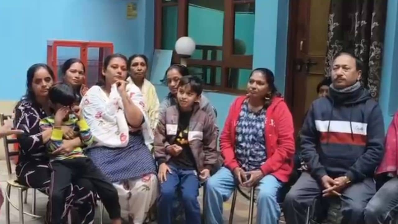 Pahalgam Terror Attack : રામકથા સાંભળવા ગયેલા વડોદરાના 19 લોકો શ્રીનગરમાં અટવાયા, સરકાર પાસે મદદની કરી માગ, જુઓ Video