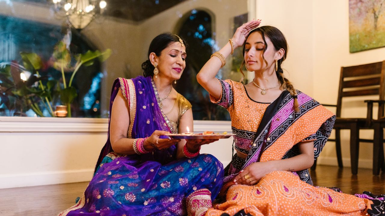 હિંદૂ સંસ્કૃતિમાં કન્યાઓને માતા દુર્ગાના જીવંત સ્વરૂપ તરીકે માનવામાં આવે છે. તેમનું આદર અને તેમની સેવા કરવી માત્ર સામાજિક ફરજ નહીં, પણ આધ્યાત્મિક પુણ્યનું કાર્ય છે. એવું માનવામાં આવે છે કે જયારે કોઈ વ્યક્તિ ભક્તિભાવથી કન્યાઓની સેવા કરે છે, ત્યારે દેવી દુર્ગા પ્રસન્ન થાય છે અને પોતાની કૃપા વરસાવે છે. માતા દુર્ગાની કૃપાથી જીવનમાં ન માત્ર સુખ અને શાંતિ આવે છે, પણ વ્યક્તિને સમૃદ્ધિ, શક્તિ અને આત્મવિશ્વાસ પણ પ્રાપ્ત થાય છે, જેનાથી તેનો ભાગ્ય પણ નવિન માર્ગે આગળ વધે છે. (Credits: - Canva)