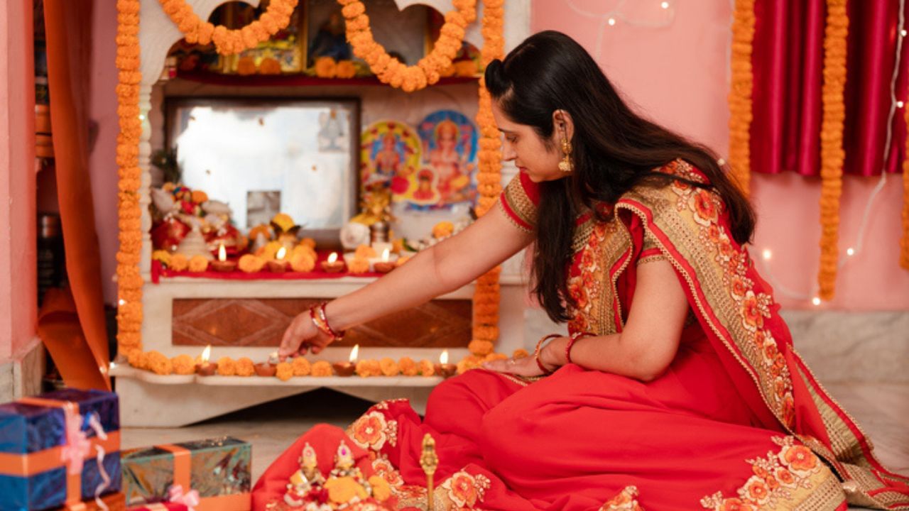 જ્યારે ભક્તિભાવથી ઘરમાં દેવી-દેવતાઓની મૂર્તિ કે ચિત્રો સ્થાપિત થાય અને નિયમિત પૂજા કરવામાં આવે, ત્યારે ઘરમાં શાંતિભર્યું અને પોઝિટિવ વાતાવરણ ઊભું થાય છે. આવી ઉર્જા ઘરના સભ્યોના મનને શાંત રાખે છે અને જીવનમાં સારા પરિવર્તન લાવે છે. આધ્યાત્મિક દૃષ્ટિએ, દેવતાઓની પૂજાથી નકારાત્મક શક્તિઓ દૂર થાય છે અને વાસ્તુ દોષ પણ ઘટે છે. ( Credits: Getty Images )