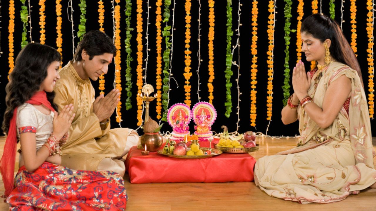 જીવનમાં શ્રદ્ધા અને ભક્તિ સાથે જો આ પાંચ પ્રકારના વ્યક્તિઓની સેવા કરવામાં આવે, તો જ્યોતિષ શાસ્ત્ર મુજબ દુર્ગમ માર્ગો સરળ બની શકે છે. ( નોંધ :ટીવી9 કોઈ પણ પ્રકારે અંધશ્રદ્ધાને પ્રોત્સાહન આપતુ નથી. આ અહેવાલ માત્ર ધાર્મિક માન્યતા અને લોકોમાં પ્રચલિત માન્યતા, રીત રિવાજને આધારે રજૂ કરવામાં આવેલ છે. ) ( Credits: Getty Images )