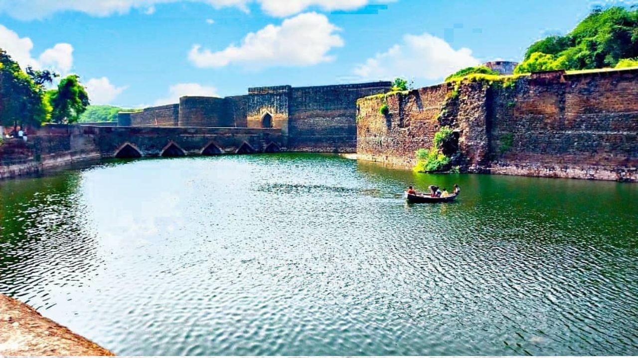 ભરતપુર રાજ્યની સ્થાપના મહારાજા બદનસિંહ દ્વારા 1722માં કરવામાં આવી હતી, પણ તેનું શ્રેષ્ઠ શાસન હતું તેમના પુત્ર મહારાજા સુરજમલ (શાસન: 1755-1763 )ના સમયમાં. સુરજમલને જાટ શાસનનો પાયો મજબૂત કરનાર રાજા તરીકે માનવામાં આવે છે. (Credits: - Wikipedia)