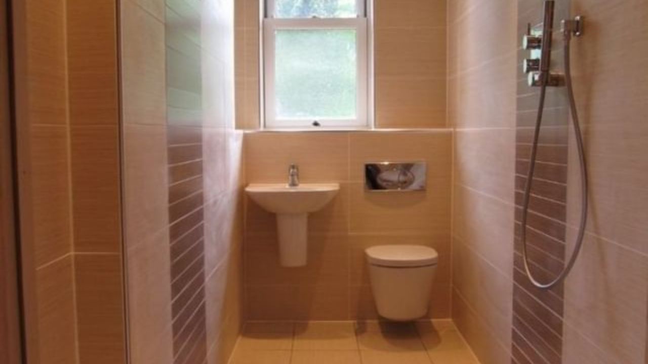 ઘરની ઉત્તર-પૂર્વ દિશામાં શૌચાલય-બાથરૂમ હોવું ખૂબ જ અશુભ અને મુખ્ય વાસ્તુ દોષ માનવામાં આવે છે. જો આવું થાય તો વાસ્તુ ઉપાયો અમલમાં મૂકવા જોઈએ.