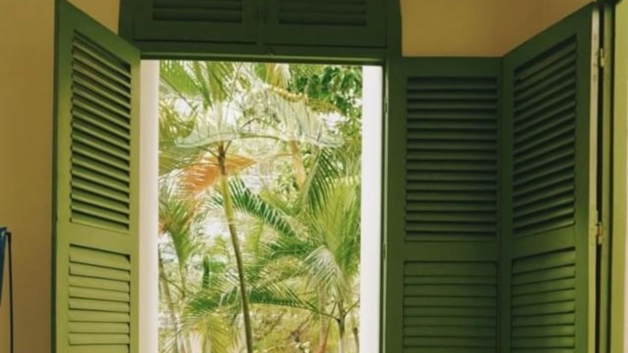 વાસ્તુશાસ્ત્ર અનુસાર, સૌથી મોટો વાસ્તુ દોષ દક્ષિણ-પશ્ચિમ દિશામાં બારી હોવો છે, જે પૈસાની અછત અને ગરીબીનું કારણ બની શકે છે.