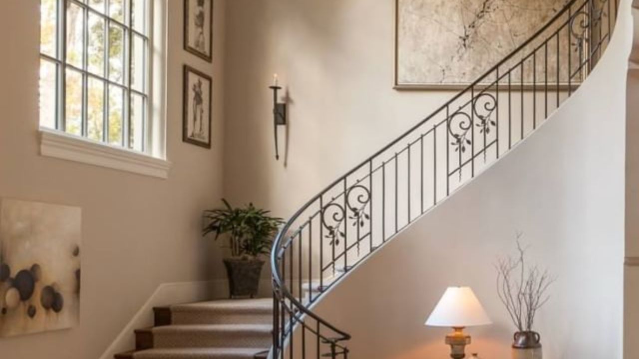 ઘરની સીડી હંમેશા ઘડિયાળની દિશામાં હોવી જોઈએ અને ઉત્તર-પૂર્વ દિશામાં ન હોવી જોઈએ. ખોટી દિશામાં સીડી હોવાથી આર્થિક સમસ્યાઓ થઈ શકે છે.