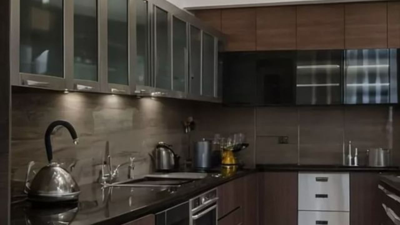 વાસ્તુ અનુસાર, રસોડું ક્યારેય દક્ષિણ-પૂર્વ દિશામાં ન બનાવવું જોઈએ, તેના બદલે રસોડું ઉત્તર-પશ્ચિમ અથવા દક્ષિણ-પશ્ચિમ દિશામાં બનાવવું જોઈએ.