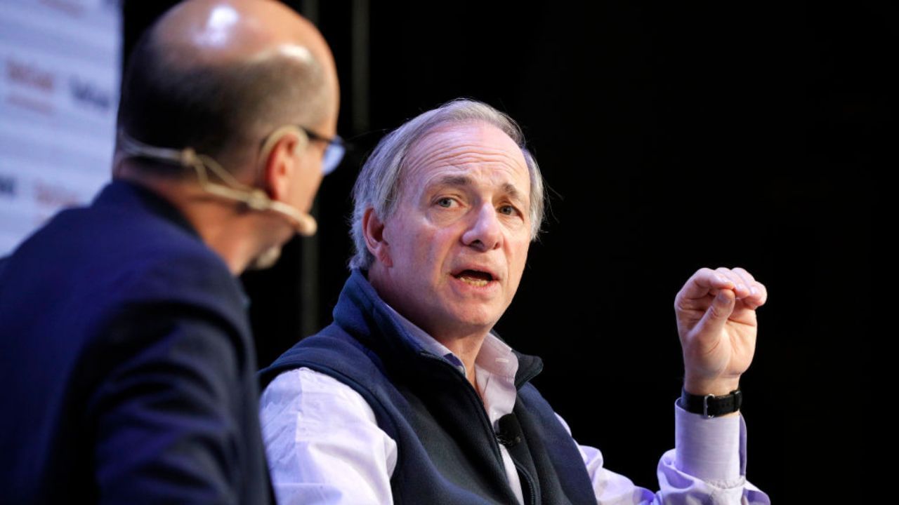 ગયા અઠવાડિયે NBC ના મીટ ધ પ્રેસમાં વિચારપ્રેરક વાતચીત માટે બેઠેલા, 75 વર્ષીય અબજોપતિ રોકાણકારે કહ્યું, "મને લાગે છે કે અત્યારે આપણે નિર્ણાયક તબક્કે છીએ અને મંદીની ખૂબ નજીક છીએ. અને મને ચિંતા છે કે જો આને સારી રીતે સંભાળવામાં નહીં આવે, તો આપણે મંદી કરતાં પણ બદત્તર સ્થિતિનો સામનો કરવો પડશે."