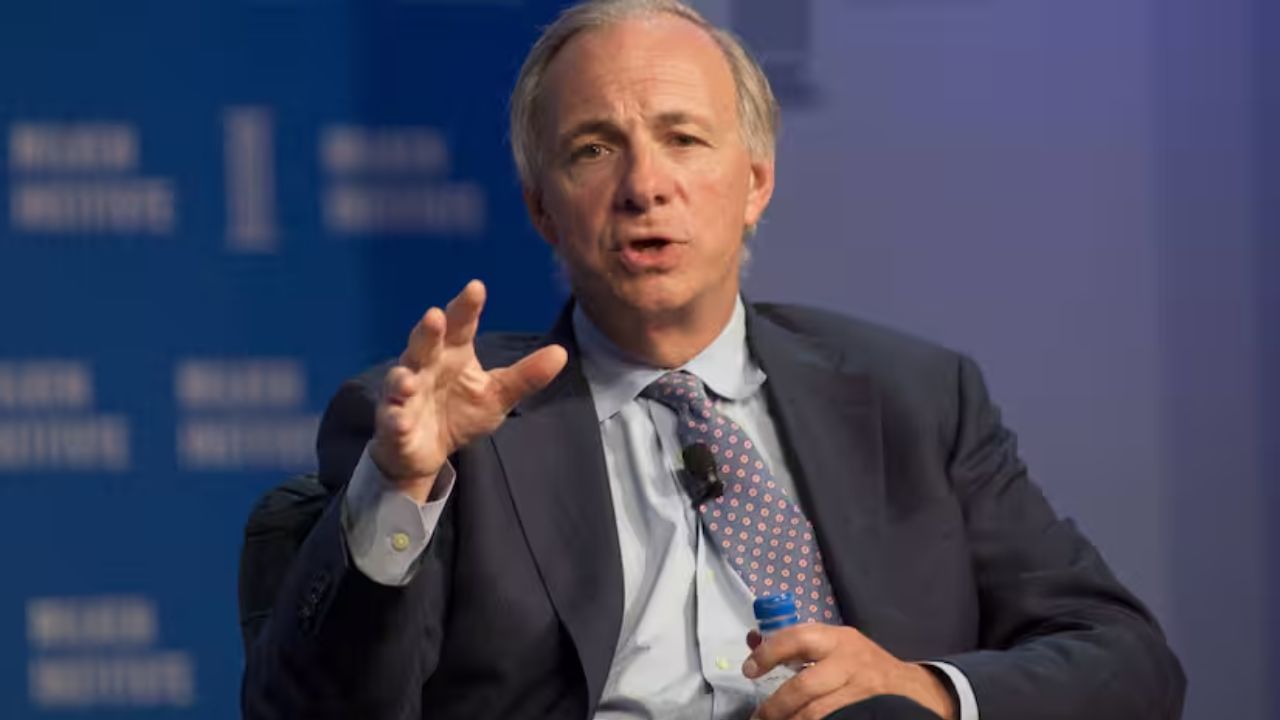 ટ્રમ્પ ટેરિફ પર રે ડાલિયો એ કહ્યું હું સમસ્યા સાથે સંમત છું. ટેરિફની અસર અને અર્થતંત્રની સ્થિતિ વિશે વધુ ચર્ચા કરતા, ડાલિયો CNBC ના સ્ક્વોક બોક્સમાં જોડાયા, જ્યાં તેમણે કહ્યું, "યાંત્રિક રીતે, તે ખર્ચમાં વધારો કરે છે, તે કંપનીઓ માટે આવક ઘટાડે છે... અને મૂડી મેળવવી મુશ્કેલ બનશે. અને પછી આપણે ઉત્પાદનને બદલવાનો પ્રયાસ કરી રહ્યા છીએ.