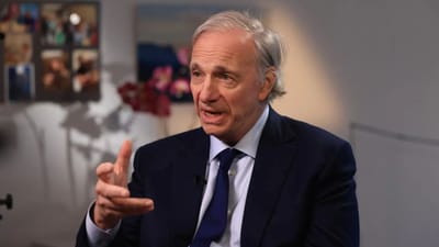 અબજોપતિ રે ડાલિયોએ પહેલેથી જ આગાહી કરી દીધી છે કે વિશ્વમાં આર્થિક સંકટનું તોફાન આવવાનું છે. વિશ્વના સૌથી મોટા હેજ ફંડ, બ્રિજવોટર એસોસિએટ્સના સ્થાપક, જેમણે એક સમયે 2008 ના નાણાકીય સંકટની આગાહી કરી હતી, હવે ચિંતિત છે કે રાષ્ટ્રપતિ ડોનાલ્ડ ટ્રમ્પ દ્વારા લાદવામાં આવેલા ટેરિફના કારણે "મંદી કરતાં પણ ખરાબ કંઈક" થઈ શકે છે