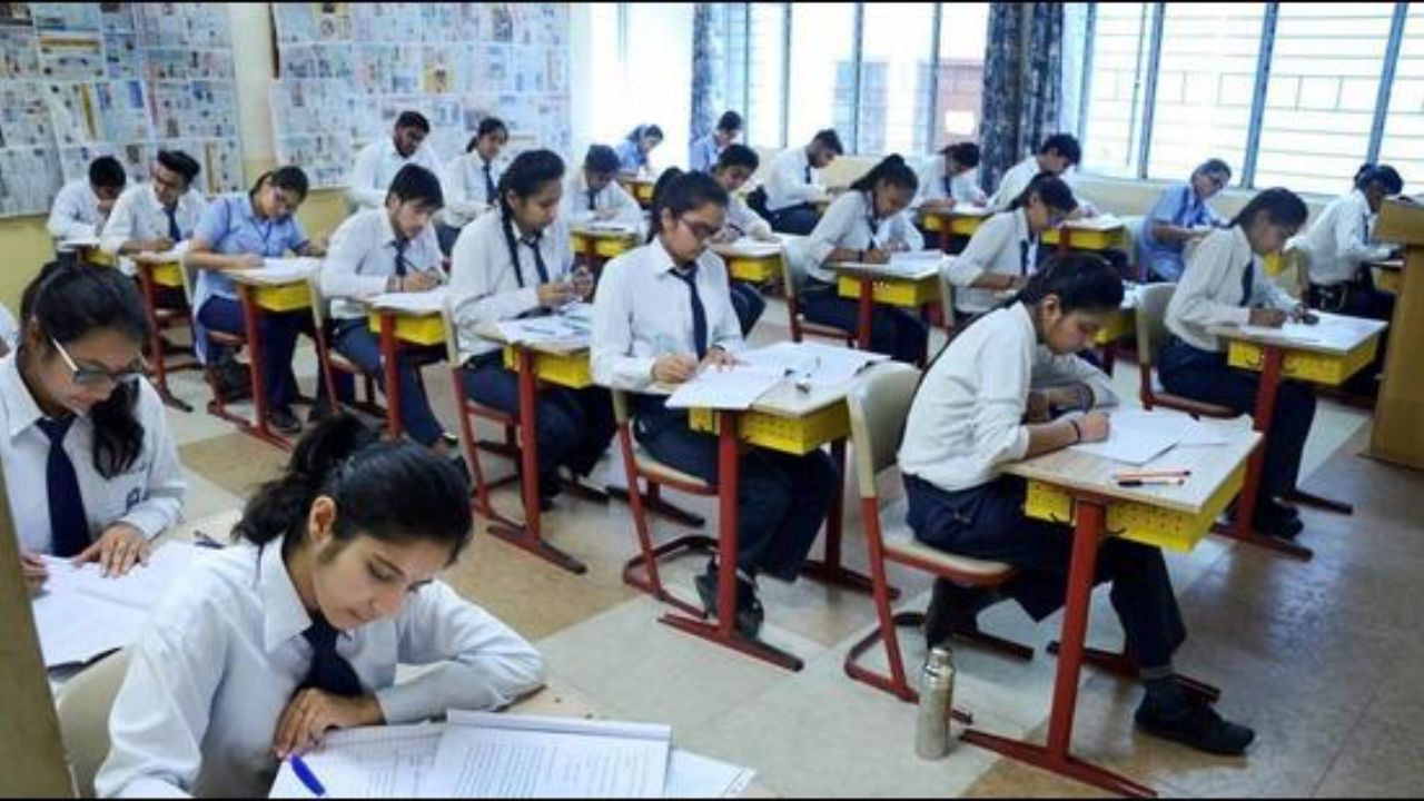 ગયા વર્ષે CBSE 10મા અને 12મા ધોરણના પરિણામો 13 મેના રોજ જાહેર કરવામાં આવ્યા હતા. તેમજ 2023માં 12 મે અને 2022માં 22 જુલાઈના રોજ પરિણામ જાહેર કરવામાં આવ્યું હતું. મીડિયા રિપોર્ટ્સ અનુસાર આ વખતે પણ 15 મે સુધીમાં પરિણામ જાહેર થઈ શકે છે. જો કે બોર્ડ દ્વારા હજુ સુધી પરિણામની ઓફિશિયલ તારીખ જાહેર કરવામાં આવી નથી.