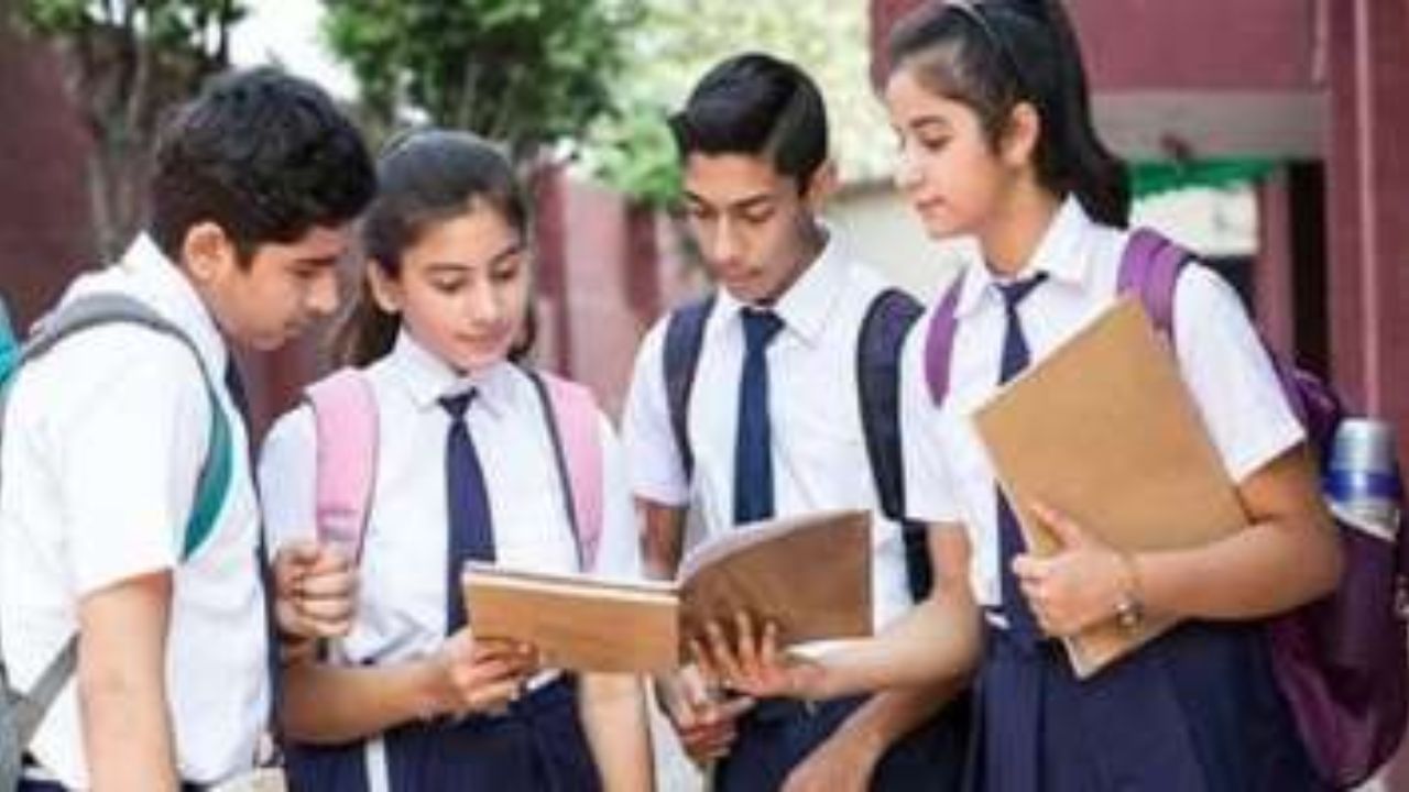 CBSE ની ઓફિશિયલ વેબસાઇટ cbse.gov.in ની મુલાકાત લો. હોમ પેજ પર આપેલ CBSE 10મા પરિણામ 2025 લિંક પર ક્લિક કરો. હવે રોલ નંબર વગેરે જેવી જરૂરી માહિતી દાખલ કરો અને સબમિટ કરો. માર્કશીટ તમારી સ્ક્રીન પર દેખાશે. હમણાં જ તપાસો અને ડાઉનલોડ કરો.