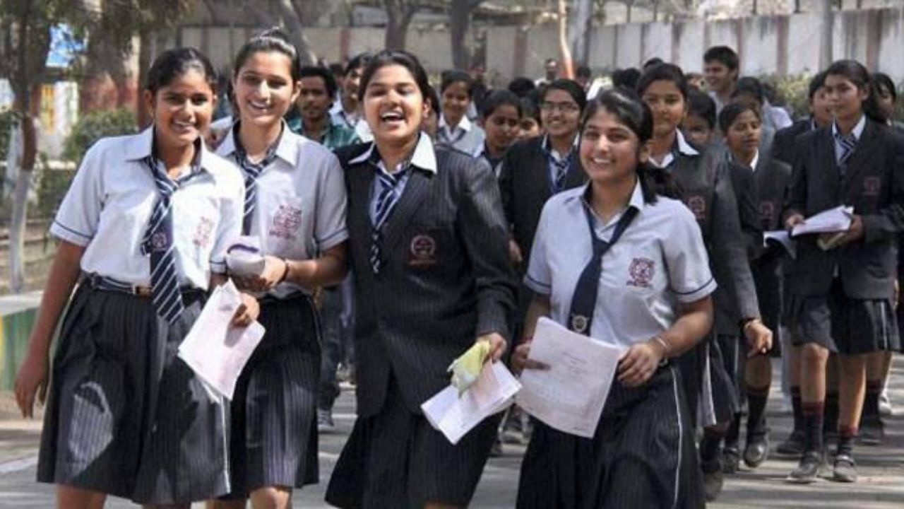 CBSE Board 10th Result 2025: તમે ક્યાં તપાસ કરી શકો છો?- પરિણામ જાહેર થયા પછી CBSE 10મા ધોરણના વિદ્યાર્થીઓ બોર્ડની ઓફિશિયલ વેબસાઇટ cbse.gov.in, results.cbse.nic.in અને DigiLockerની ઓફિશિયલ વેબસાઇટ digilocker.gov.in પર જઈને તેમના સ્કોરકાર્ડ ચકાસી શકે છે. સીબીએસઈ હવે પરિણામો સાથે ટોપર્સની યાદી જાહેર કરતું નથી કે ટોપર્સના નામ પણ જાહેર કરતું નથી. તેઓ ચોક્કસપણે દરેક પ્રદેશના પરિણામો કેવા રહ્યા તેની યાદી બહાર પાડે છે.
