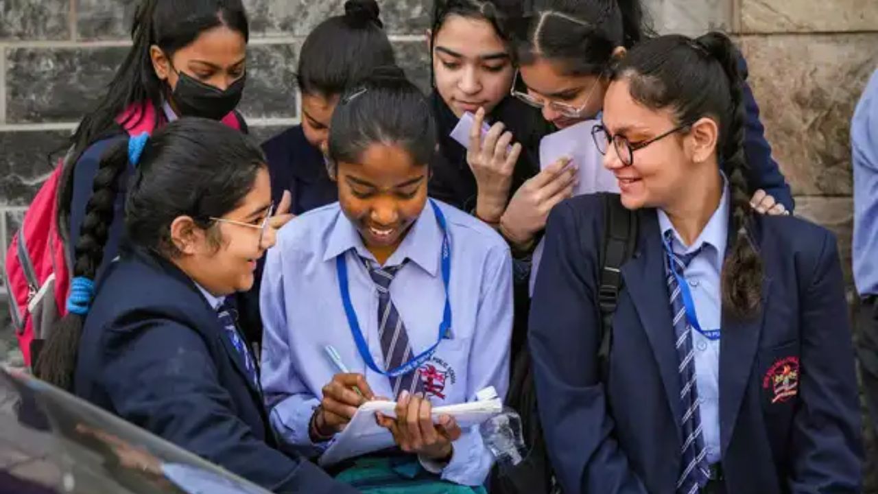 CBSE Board 10th Result 2025 Check via SMS:આ રીતે તમે SMS દ્વારા પરિણામ ચકાસી શકો છો- વિદ્યાર્થીઓ SMS દ્વારા પણ સરળતાથી પોતાનું પરિણામ ચકાસી શકે છે. આ માટે વિદ્યાર્થીએ પોતાના મોબાઇલ ફોનના મેસેજ બોક્સમાં cbse10 રોલ નંબર, સ્કૂલ કોડ, સેન્ટર નંબર ટાઇપ કરીને 7738299899 મોબાઇલ નંબર પર મોકલવાનો રહેશે. પરિણામ તમારા મોબાઇલ ફોન પર મેસેજ એલર્ટના રુપમાં આવશે.