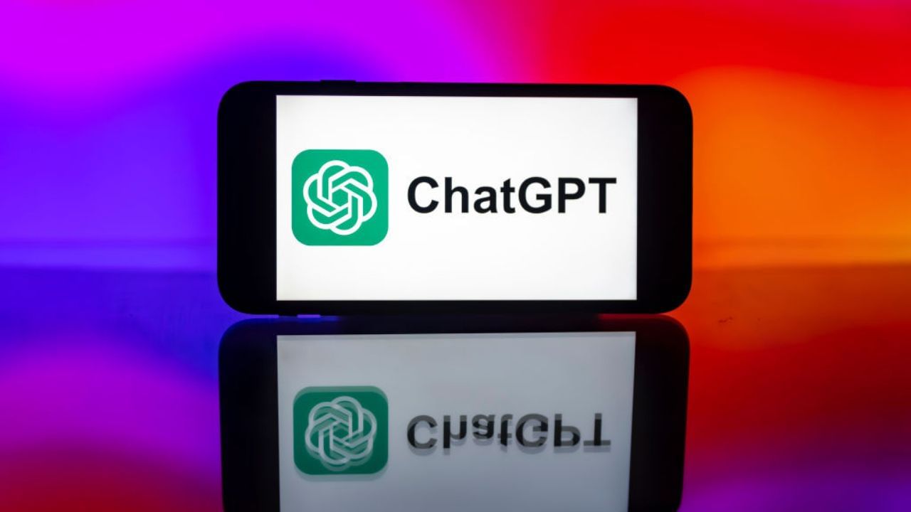 ChatGPT પરથી દરેક બાબતના જવાબો મેળવી શકાય છે. પરંતુ કેટલીક બાબતો એવી છે જે તમારે AI સાથે શેર ન કરવી જોઈએ. કારણ કે આ પછીથી તમારા માટે સમસ્યાઓ ઊભી કરી શકે છે.