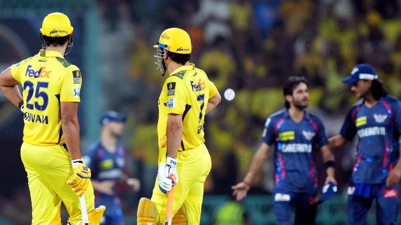 આઈપીએલ 2025ના પોઈન્ટ ટેબલમાં ચેન્નાઈ સુપર કિંગ્સની ટીમ હાલમાં સૌથી નીચે 10માં સ્થાને છે. ટીમ 8 માંથી 6 મેચ હારી છે. માત્ર 2 મેચમાં જીત મેળવી છે. હવે ચાહકોના મનમાં એક સવાલ છે કે, ચેન્નાઈની ટીમ પ્લેઓફમાં કેવી રીતે પહોંચશે. પરંતુ હજુ ધોનીની ટીમ પ્લેઓફની રેસમાં હજુ પણ છે. પરંતુ સીએસકે હજુ 16 પોઈન્ટ સુધી પહોંચી શકે છે.