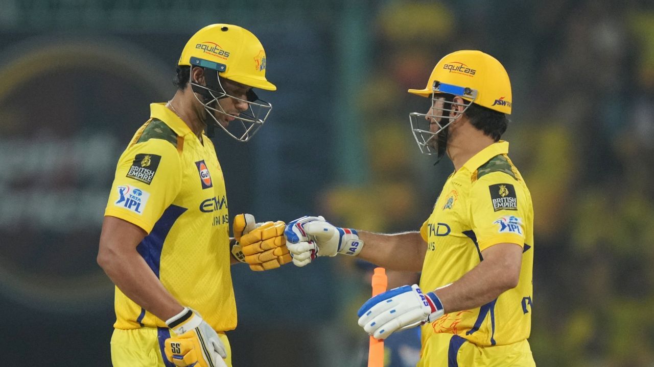 તેના માટે તેમણે બાકી રહેલી તમામ મેચ જીતવી પડશે.પરંતુ સીએસકેનું આ સીઝનમાં અત્યારસુધી પ્રદર્શન સારું રહ્યું નથી. તેને જોઈ લાગે છે કે, આ કામ ચેન્નાઈની ટીમ માટે અધરું છે. જો ચેન્નાઈની ટીમ એક પણ મેચ હારે છે. તો તેના માટે પ્લેઓફનો રસ્તો બંધ થઈ જશે.