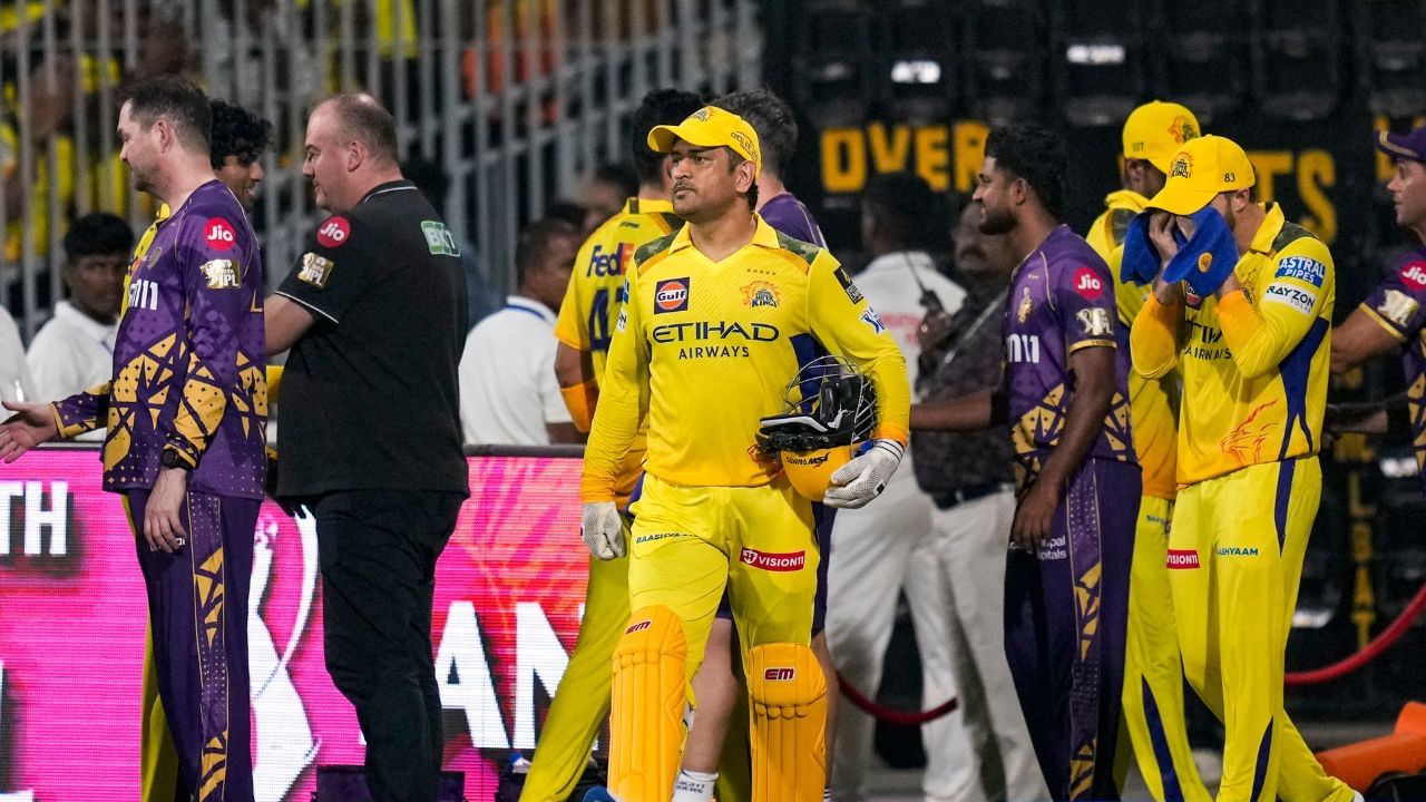 તમને જણાવી દઈએ કે હજુ પણ કોઈ ગેરંટી નથી કે CSK 16 પોઈન્ટ સાથે પ્લેઓફ માટે ક્વોલિફાય થશે. હાલમાં પોઈન્ટ ટેબલમાં 5 ટીમો છે જેમના 10 પોઈન્ટ છે અને તે બધી ટીમોએ ઓછામાં ઓછી 6 કે 7 વધુ મેચ રમવાની છે. જો તે તેમાંથી 3 મેચ પણ જીતી જાય, તો તે સરળતાથી 16 પોઈન્ટ સુધી પહોંચી જશે.