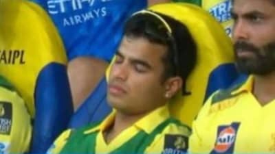 IPL 2025 : ચેન્નાઈની બેટિંગ દરમિયાન CSKનો ખેલાડી સૂઈ ગયો, ફોટો વાયરલ થયા બાદ ભારે ટ્રોલ થયો