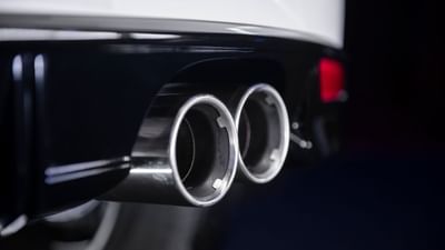 સામાન્ય રીતે કારના સાઇલેન્સરમાંથી થોડો ધુમાડો નીકળવો સામાન્ય હોય છે, પરંતુ જો વધુ ધુમાડો આવે તો એ એન્જિનમાં કોઈ તકલીફની નિશાની હોઈ શકે છે. ઘણીવાર એવું પણ જોવા મળે છે કે  સાઇલેન્સરમાંથી ધુમાડાની જગ્યાએ પાણી નીકળે છે. સામાન્ય રીતે લોકો આવી બાબતોને અવગણે છે, પરંતુ ક્યારેક એ વાત ચિંતાનું કારણ બની જાય છે. આ લેખમાં આપણે સમજશું કે  સાઇલેન્સરમાંથી પાણી નીકળવું સામાન્ય ઘટના છે કે પછી એ એન્જિનની ખામીનો સંકેત બની શકે છે. (Credits: - Canva)