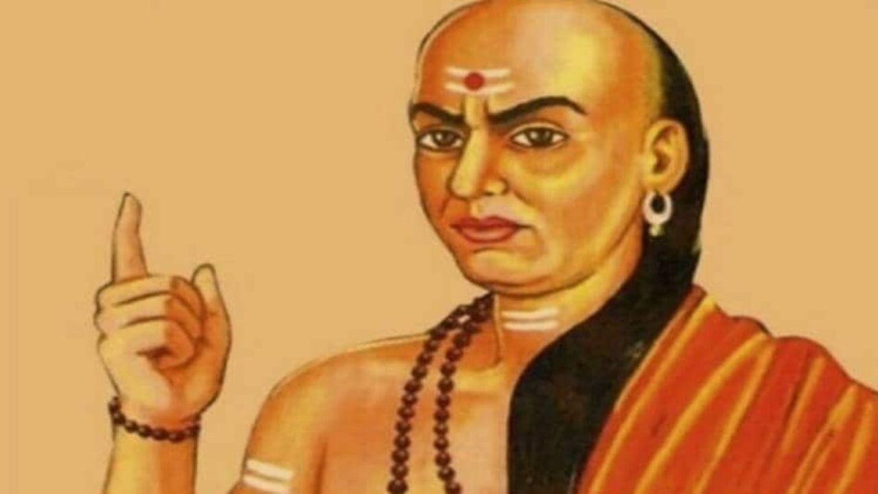 આચાર્ય ચાણક્ય કહે છે કે સખત મહેનત જ એકમાત્ર વસ્તુ છે. દુનિયામાં સખત મહેનતનો કોઈ વિકલ્પ નથી. જો તમે નક્કી કરો કે તમારે જીવનમાં કંઈક પ્રાપ્ત કરવું છે, તો તમારે તે પ્રાપ્ત કરવા માટે સખત મહેનત કરવી પડશે.