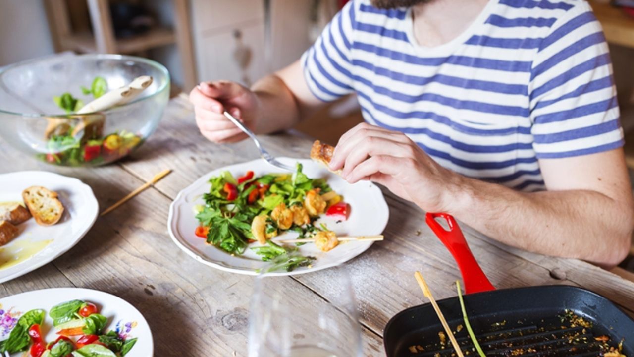 તેવી જ રીતે, જો કોઈ વ્યક્તિ જમતી વખતે શરમાળ લાગે છે, તો તે ભૂખ્યો રહેશે અને જે વ્યક્તિ પોતાની વાણી અને વર્તનમાં શરમાળ હોય છે તેને સ્થિર સંબંધો બનાવવામાં મુશ્કેલીઓનો સામનો કરવો પડે છે. એટલા માટે આચાર્ય ચાણક્યએ કહ્યું છે કે આ સ્થળોએ ક્યારેય શરમાવું જોઈએ નહીં, નહીં તો તમે તમારી જાતને નુકસાન પહોંચાડશો.