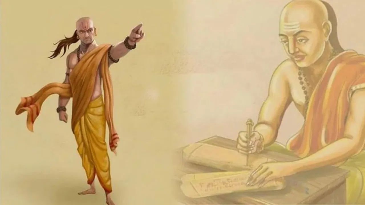 જીવનના વળાંકો પર અનેક પ્રકારની સારી અને ખરાબ પરિસ્થિતિઓ ઊભી થાય છે. પરંતુ કેટલીક અચાનક પરિસ્થિતિઓ જીવનને હચમચાવી નાખે છે. આચાર્ય ચાણક્યએ શ્લોક દ્વારા તેમની નીતિઓમાં જીવન જીવવાની ઘણી રીતો જણાવી છે, જેમાંથી એક એ છે કે દેશમાં હિંસા, તણાવ અથવા હુમલાના વાતાવરણમાં નાગરિક તરીકે તમારી ફરજો શું હોવી જોઈએ.જો દેશમાં કોઈ હુમલો કે કટોકટી આવે તો તમારે શું કરવું જોઈએ? ચાણક્ય આપણને એ પણ કહે છે કે આતંકવાદીઓ જેવા દુષ્ટ લોકો સાથે કેવો વ્યવહાર કરવો જોઈએ.