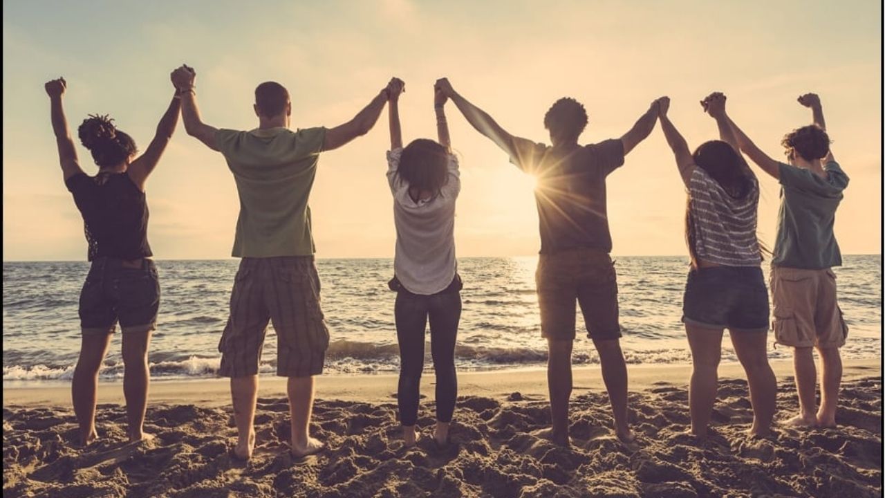 આચાર્ય ચાણક્ય કહે છે કે સાચો મિત્ર એ છે જે પ્રતિકૂળ સમયે પણ તમારો સાથ આપે છે. મુશ્કેલ સમયમાં પણ તે તમને છોડતો નથી. એટલું જ નહીં, જો તે તમારા મૃત્યુ પછી પણ છેલ્લી ક્ષણ સુધી તમારી સાથે રહે છે તો તે સાચો મિત્ર કહેવાને લાયક છે. પરંતુ, વ્યક્તિએ પોતાના બધા રહસ્યો સાચા મિત્રને પણ ન કહેવા જોઈએ. બધા રહસ્યો જાહેર કરવા નુકસાનકારક હોઈ શકે છે. ચાણક્ય નીતિ અનુસાર, કેટલીક બાબતો છુપાવવી જરૂરી છે. બધું કહેવું જરૂરી નથી.