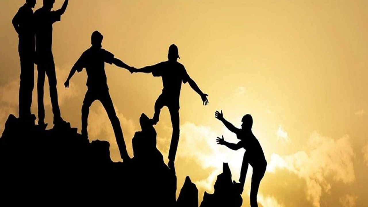 આચાર્ય ચાણક્ય કહે છે કે કુમિત્ર પર ક્યારેય વિશ્વાસ ન કરવો જોઈએ, પરંતુ તેઓ અહીં અટકતા નથી. તે કહે છે કે તમારે ક્યારેય તમારા મિત્ર પર સંપૂર્ણ વિશ્વાસ ન કરવો જોઈએ કારણ કે ક્યારેક જ્યારે તમારો મિત્ર ગુસ્સે થાય છે ત્યારે તે તમારા રહસ્યો જાહેર કરી શકે છે. આના કારણે, તમને પૈસા અથવા માન-સન્માનનું નુકસાન થઈ શકે છે.