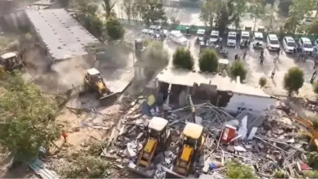 આવા ઘૂસણખોરોના કારણે અહીં વર્ષોથી વસતા સ્થાનિક મુસ્લિમોને મુશ્કેલીનો સામનો કરવો પડે છે. આ વિસ્તાર એટલો સંવેદનશીલ છે કે બહારથી આવનાર વ્યક્તિ માટે જોખમભર્યો બની શકે છે.