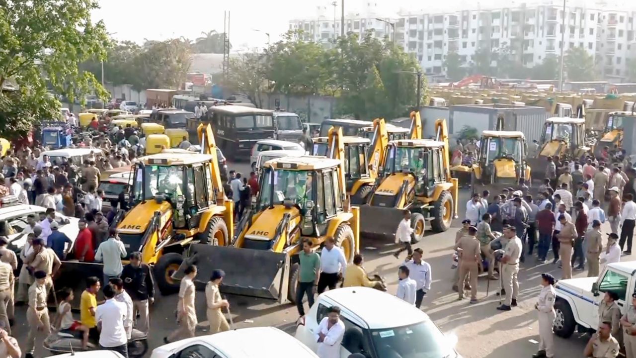 અરજદારોના વકીલ આનંદ યાજ્ઞિકે જણાવ્યું કે અરજદારો છેલ્લા 50 વર્ષથી અહીં રહે છે. જો તેઓ ગેરકાયદેસર રહેતા હોય તો પણ તેમને ઓછામાં ઓછા 15 દિવસની નોટિસ આપવામાં આવવી જોઈએ. તેમણે સવાલ ઉઠાવ્યો કે પોલિસે ધરપકડ કરેલા લોકોમાંથી મોટાભાગે ભારતીય નિકળ્યા હતા, ત્યારે બધાને બાંગ્લાદેશી ગણાવવાની કામગીરી શોક જનક છે.