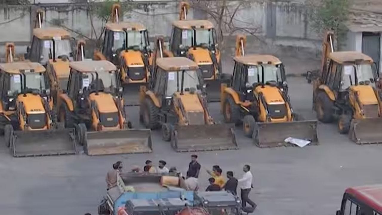 અમદાવાદ મ્યુનિસિપલ કોર્પોરેશનના દક્ષિણ ઝોનના ડેપ્યુટી કમિશનર ભરત પરમાર મુજબ 1500 થી 2000 જેટલા ઝૂંપડાઓમાંથી લગભગ 50 થી 60 ટકા ડિમોલિશનનું કાર્ય પૂર્ણ થઈ ગયું છે. 7 ઝોનની એસ્ટેટ ટીમો અને AMCની ટીમે 50 જેટલી JCB મશીનો સાથે કડકાઇ શરૂ કરી છે.