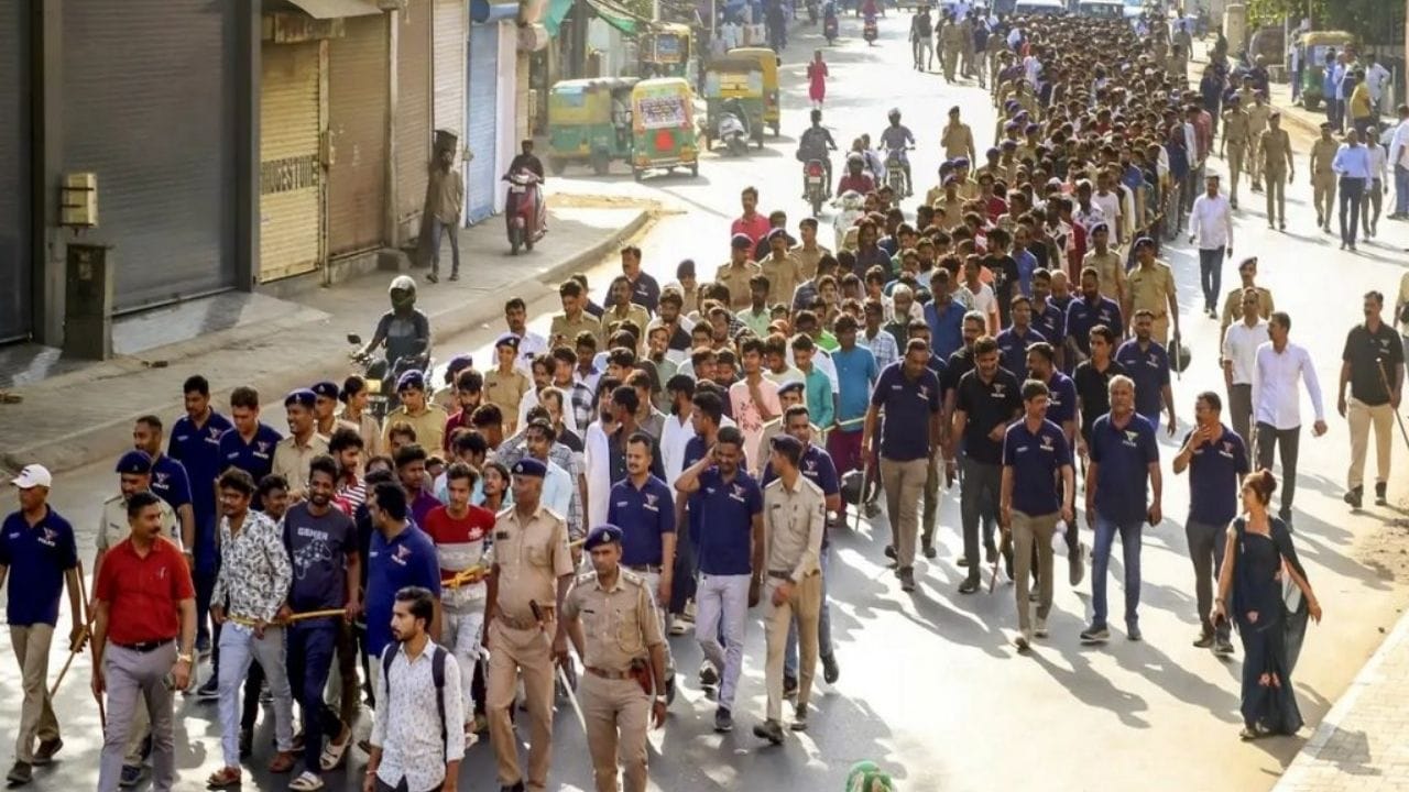 ચંડોળા તળાવના આજુબાજુ વર્ષોથી ગેરકાયદે બાંધકામો થતી આવી છે, જેને હવે તોડી પાડવામાં આવી રહ્યા છે. આ વિસ્તાર શાહઆલમ પાસે આવેલ છે અને અહીં વર્ષોથી ગેરકાયદે બાંગ્લાદેશી વસાહત ચાલી રહી છે. હવે તેને ધ્વસ્ત કરવાની કામગીરી તેજ ગતિએ આગળ વધતી જોવા મળી રહી છે. (All Image - Twitter)