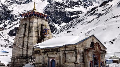 ચારધામની પવિત્ર યાત્રા 30 એપ્રિલથી શરુ થઈ રહી છે. ઉત્તરાખંડની ચારધામ યાત્રા (બદ્રીનાથ,કેદારનાથ,યમુનોત્રી અને ગંગોત્રી) માટે આ વખતે મોટી સંખ્યામાં રજિસ્ટ્રેશન થયું છે. આ યાત્રા પર માત્ર ભારતીય જ નહી પરંતુ વિદેશી લોકો પણ આવે છે. ઉબડ ખાબડ રસ્તાઓ પાર કરીને અંદાજે 10 હજાર ફીટની ઉંચાઈ પર કેદારનાથનું મંદિર આવેલું છે.