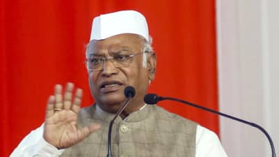 કોંગ્રેસના અધિવેશનમાં ટીકારામ જુલીનો મુદ્દો ઉઠાવીને ખરગેએ ભાજપને કર્યો સવાલ, શું દલિતો હિન્દુ નથી?